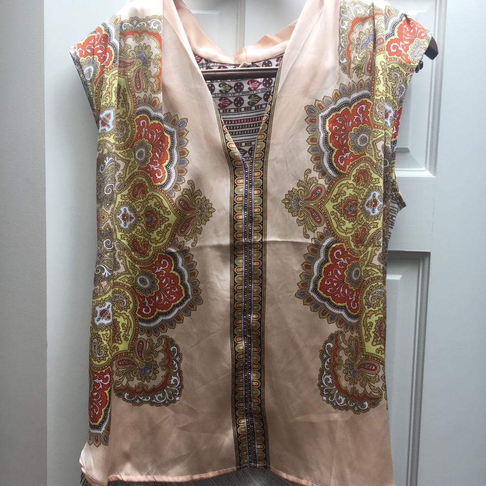 SATIN PATTERNED SLEEVELESS TOP IN PEACH/MULTI
